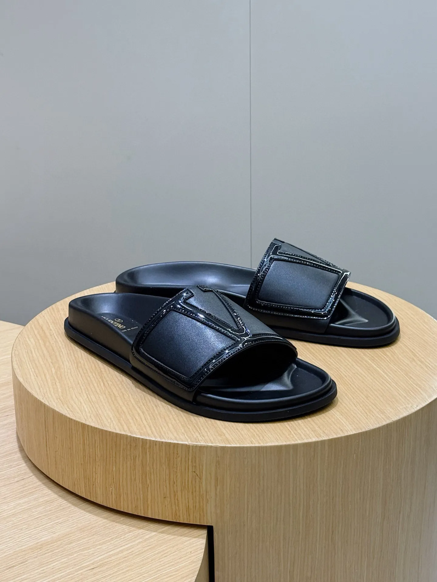 [VALENTINO] Top P: 540💰 Size: 39-44 (customized at 38.45) 🆕2025VLT — Valentino’s latest summer men’s slippers. The use of imported cowhide elements on slippers has been sublimated! It is worthy of recognition both visually and in terms of quality. Excellent quality, comfortable and durable! The embellishment of the perforated V hardware on the toe adds a sense of fashion! Cowhide feet